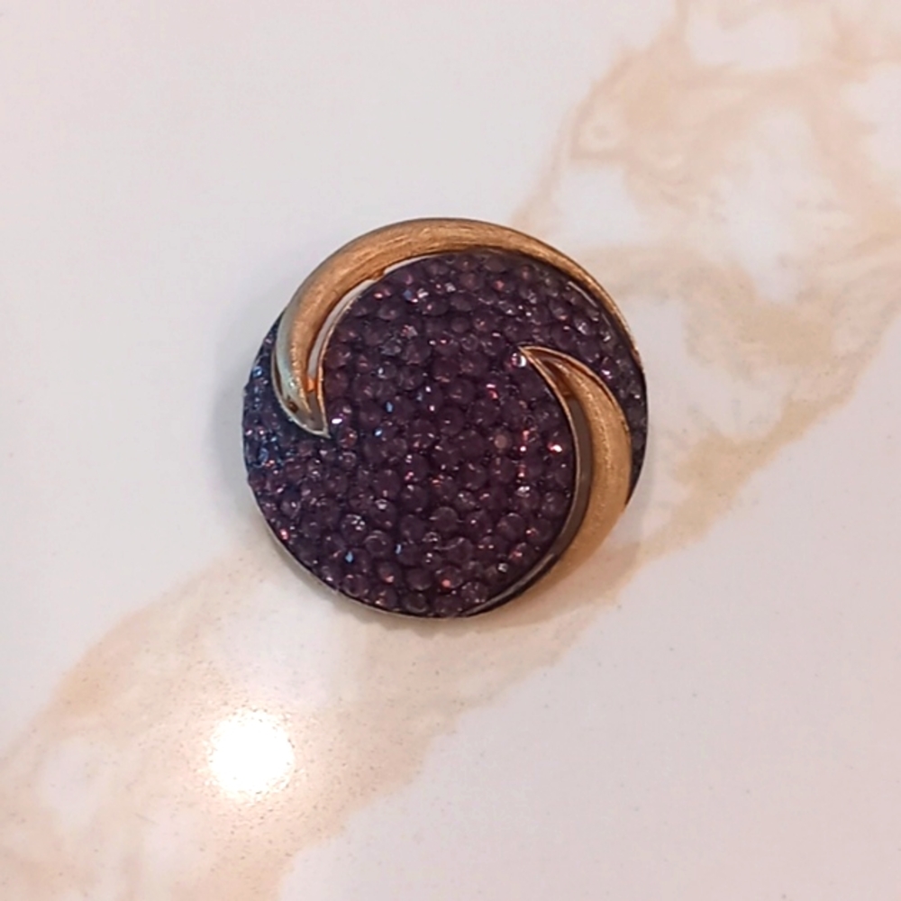 Vtg JJ Gold Tone Purple Stone Round Brooch Pin